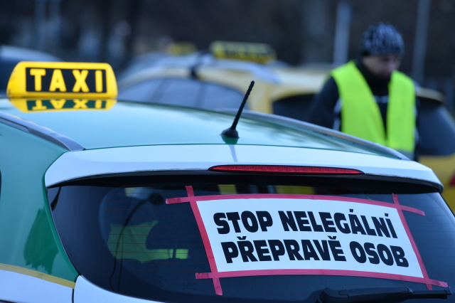 Protest taxikářů proti nelegálním taxislužbám. Protest taxikářů proti nelegálním taxislužbám.