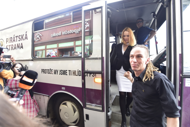 Přeseda Pirátské strany Ivan Bartoš vystupuje z "vězeňského autobusu". Přeseda Pirátské strany Ivan Bartoš vystupuje z "vězeňského autobusu".