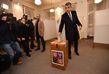 Premiér Andrej Babiš odevzdal svůj hlas v prezidentských volbách v Průhonicích (u Prahy). Premiér Andrej Babiš odevzdal svůj hlas v prezidentských volbách v Průhonicích (u Prahy).