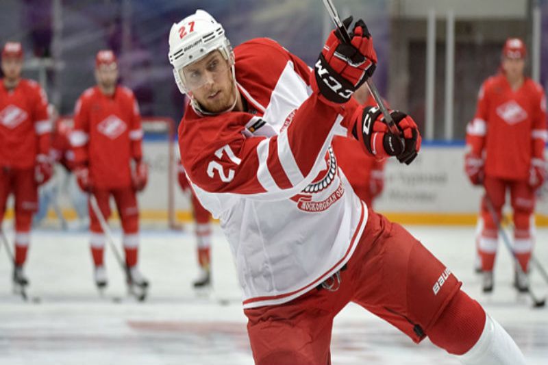 Český obránce Vojtěch Mozík se objevil v nominaci na Utkání hvězd KHL. Český obránce Vojtěch Mozík se objevil v nominaci na Utkání hvězd KHL.