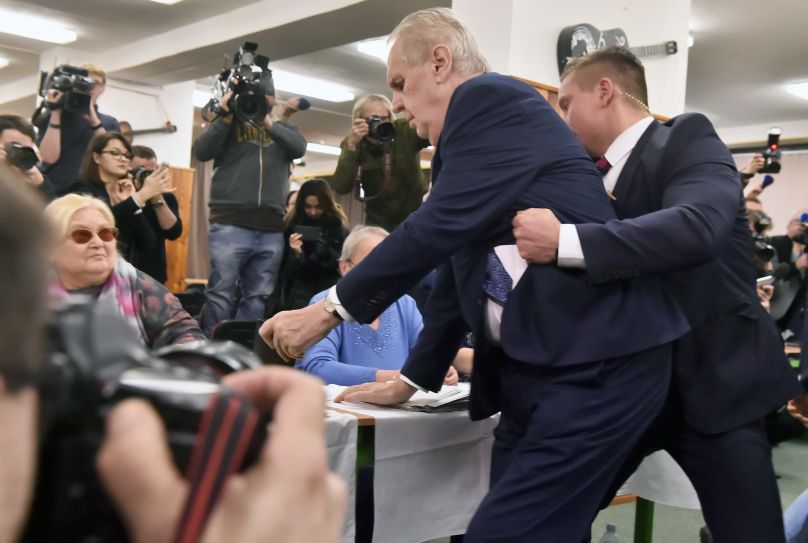 Prezidenta Miloše Zemana chrání člen ochranky, poté co se před ním ve volební místnosti vysvlékla žena a vrhla se směrem k němu. Zeman přišel 12. ledna 2018 na pražských Lužinách odevzdat hlas v prvním kole prezidentských voleb. Prezidenta Miloše Zemana chrání člen ochranky, poté co se před ním ve volební místnosti vysvlékla žena a vrhla se směrem k němu. Zeman přišel 12. ledna 2018 na pražských Lužinách odevzdat hlas v prvním kole prezidentských voleb.