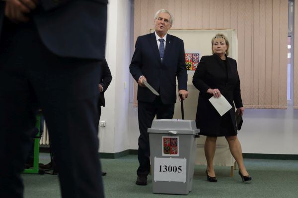 Prezident Miloš Zeman a jeho manželka Ivana odevzdali na pražských Lužinách. 