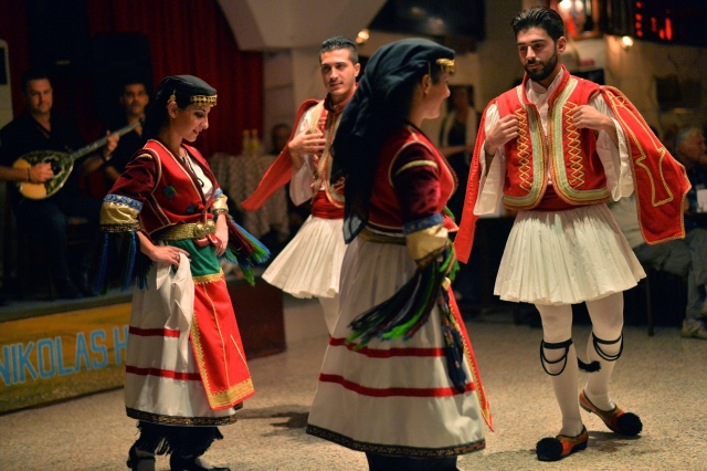 Turečtí folklorní tanečníci. Turečtí folklorní tanečníci.
