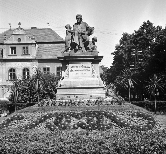 Socha děkana Antonína Příhody od Václava Myslbeka. Socha děkana Antonína Příhody od Václava Myslbeka.