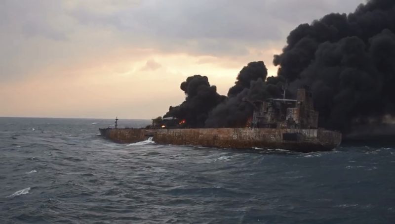 Hořící íránský tanker. Hořící íránský tanker.