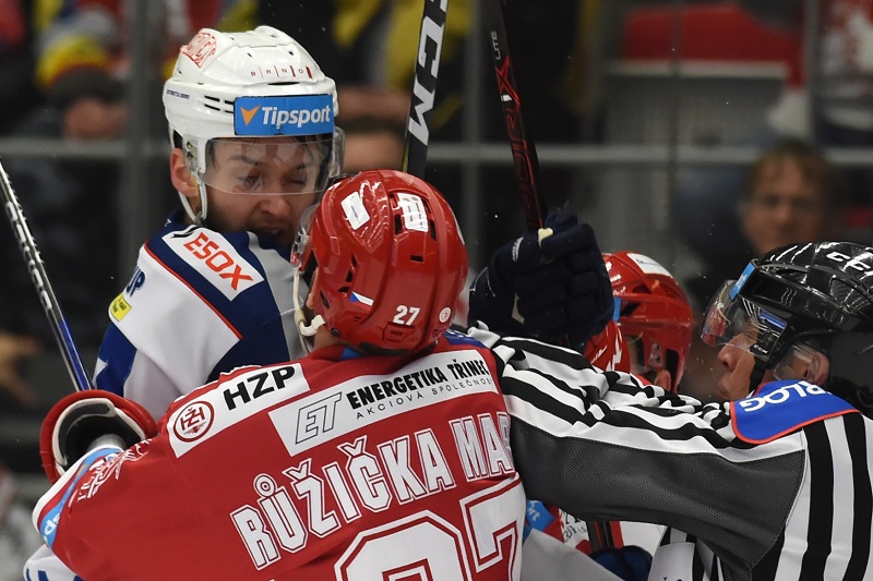 Třinecký hokejista Martin Růžička se raduje z branky proti Kometě Brno. Třinecký hokejista Martin Růžička se raduje z branky proti Kometě Brno.
