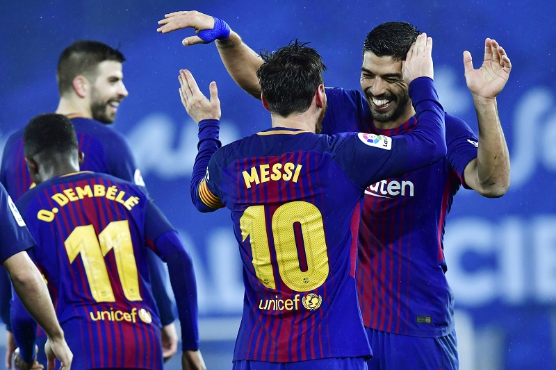 Hráči Barcelony Lionel Messi a Luiz Suárez se radují z výhry. Hráči Barcelony Lionel Messi a Luiz Suárez se radují z výhry.