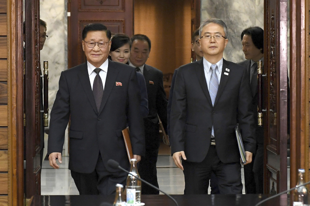 Šéf severokorejské delegace Kwon Hook Bong (vlevo) a vedoucí jihokorejské delegace Lee Woo-sung.