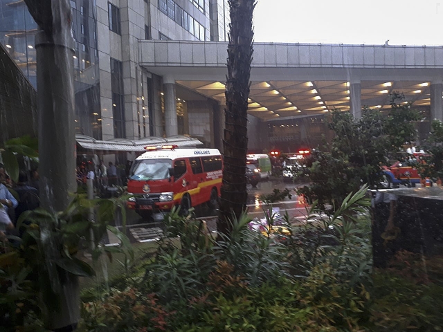 Sanitky před budovou burzy v Jakartě. Sanitky před budovou burzy v Jakartě.