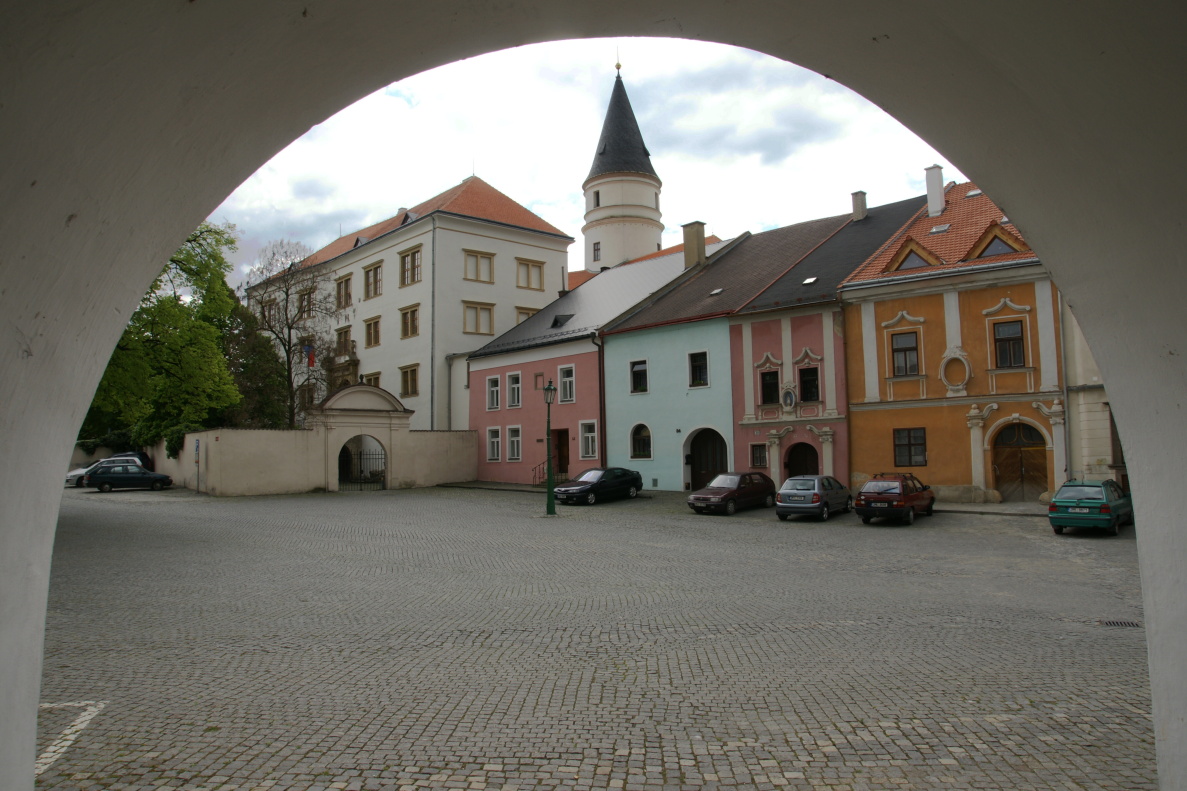 V přerovském zámku sídlí i Muzeum Komenského. V přerovském zámku sídlí i Muzeum Komenského.