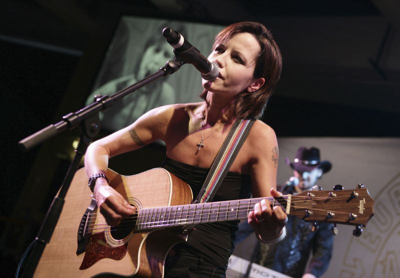 Zpěvačka irské rockové skupiny The Cranberries Dolores O'Riordanová.