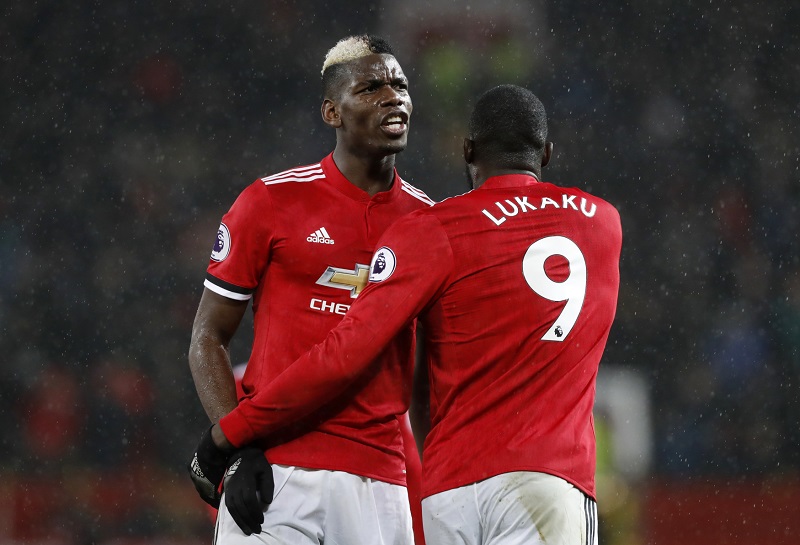 Fotbalisté Manchesteru United porazili Stoke a na vedoucí Manchester City ztrácí dvanáct bodů.