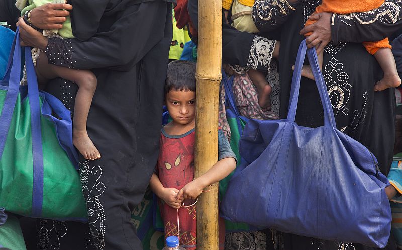 Rohingové jsou v Barmě vnímáni jako občané druhé kategorie, jsou jim upírána základní lidská práva. Na snímku rohingský chlapec v uprchlickém táboře v Bangladéši. Rohingové jsou v Barmě vnímáni jako občané druhé kategorie, jsou jim upírána základní lidská práva. Na snímku rohingský chlapec v uprchlickém táboře v Bangladéši.