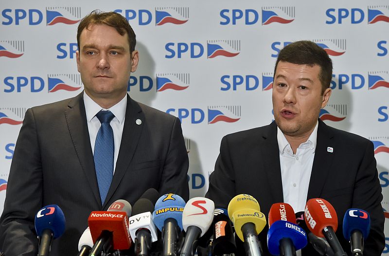 Předseda poslaneckého klubu SPD Radim Fiala (vlevo) a šéf hnutí Tomio Okamura. Předseda poslaneckého klubu SPD Radim Fiala (vlevo) a šéf hnutí Tomio Okamura.