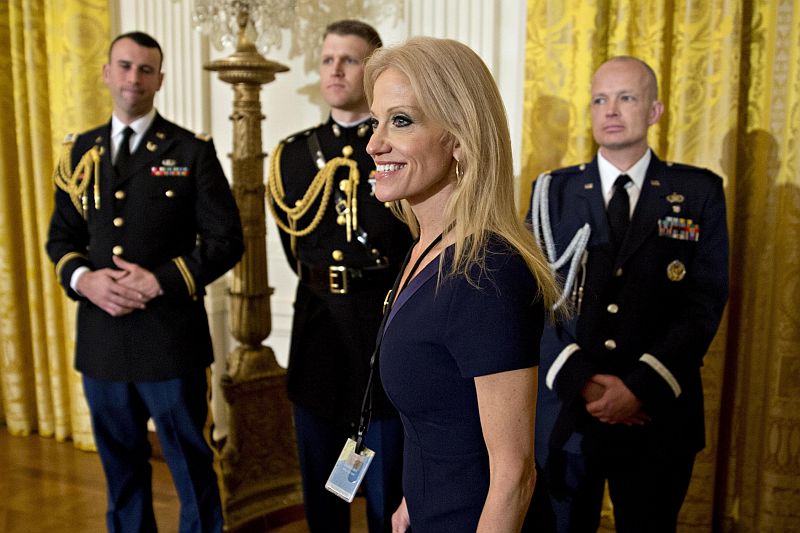 Poradkyně amerického prezidenta Kellyanne Conwayová, která jako první použila sousloví "alternativní fakta". Poradkyně amerického prezidenta Kellyanne Conwayová, která jako první použila sousloví "alternativní fakta".