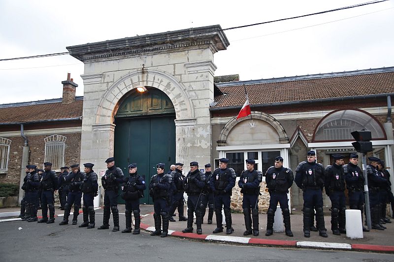 Francouzská pořádková policie zajišťuje bezpečnost před vězením na předměstí Paříže. Kvůli zhoršující se bezpečnostní situaci protestovala řada dozorců.