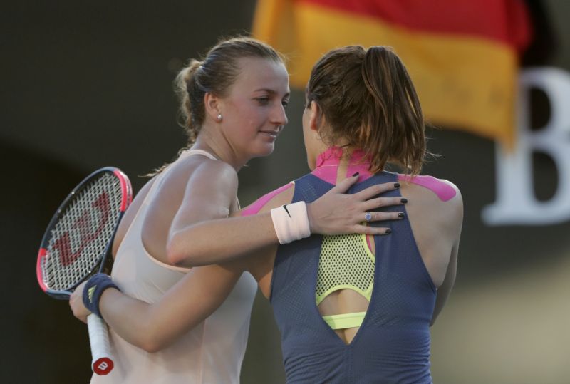 Petra Kvitová (vlevo) musela Andree Petkovičové pogratulovat k vítězství. Petra Kvitová (vlevo) musela Andree Petkovičové pogratulovat k vítězství.