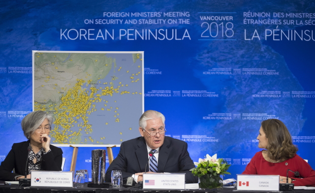 Zleva: jihokorejská ministryně zahraničí Kang Kyung-wha, ministr zahraničních věcí pro Spojené státy Rex Tillerson a kanadská ministryně zahraničních věcí Chrystia Freelandová. Zleva: jihokorejská ministryně zahraničí Kang Kyung-wha, ministr zahraničních věcí pro Spojené státy Rex Tillerson a kanadská ministryně zahraničních věcí Chrystia Freelandová.