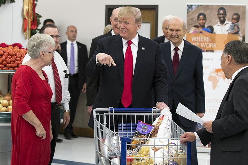 Podle lékařů by prezident Donald Trump (na snímku uprostřed) měl jíst méně tučná jídla, jeho celkový zdravotní stav je však vynikající. Podle lékařů by prezident Donald Trump (na snímku uprostřed) měl jíst méně tučná jídla, jeho celkový zdravotní stav je však vynikající.