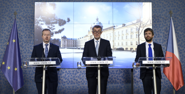 Zleva ministr životního prostředí R. Brabec, A. Babiš a R. Pelikán. Zleva ministr životního prostředí R. Brabec, A. Babiš a R. Pelikán.