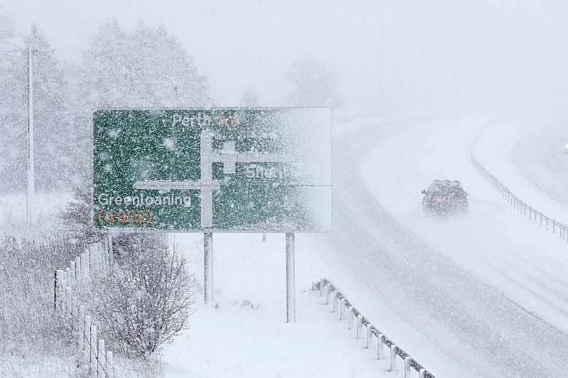 Ve Skotsku místy napadlo až 35 centimetrů sněhu. Lidem, kteří uvázli na dálnici M74, poskytli pomoc záchranáři (ilustrační foto). Ve Skotsku místy napadlo až 35 centimetrů sněhu. Lidem, kteří uvázli na dálnici M74, poskytli pomoc záchranáři (ilustrační foto).