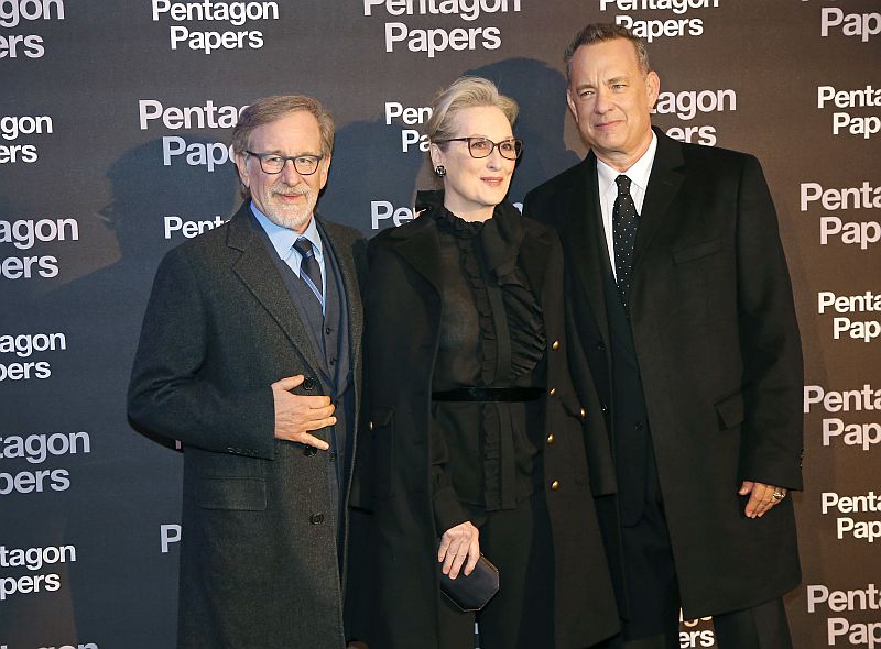 Zleva režisér Steven Spielberg a představitelé hlavních rolí v novém snímku Akta Pentagon: Skrytá válka Maryl Streepová a Tom Hanks. Zleva režisér Steven Spielberg a představitelé hlavních rolí v novém snímku Akta Pentagon: Skrytá válka Maryl Streepová a Tom Hanks.