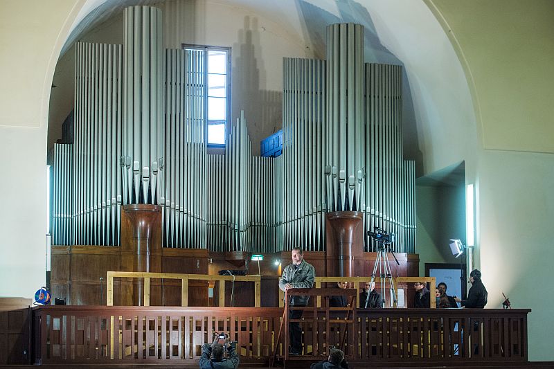 Třímanuálový pneumatický nástroj se 43 hlavními a mnoha vedlejšími rejstříky je vybaven více než 2800 píšťalami o délce od několika centimetrů až po několikametrové.