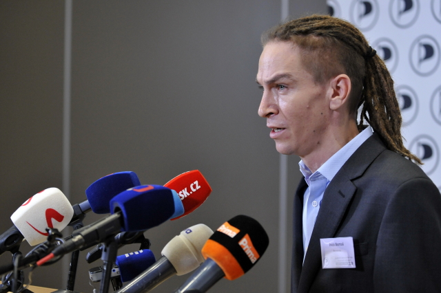 Piráti podle předsedy Ivana Bartoše vybrali před volbou lístky, ale neodevzdali je. Piráti podle předsedy Ivana Bartoše vybrali před volbou lístky, ale neodevzdali je.