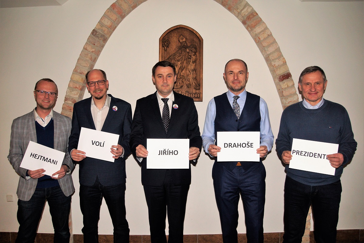 Na snímku zleva jsou hejtmani Pardubického kraje Martin Netolický, Královéhradeckého Jiří Štěpán, Libereckého Martin Půta, Plzeňského Josef Bernard a Zlínského Jiří Čunek. Na snímku zleva jsou hejtmani Pardubického kraje Martin Netolický, Královéhradeckého Jiří Štěpán, Libereckého Martin Půta, Plzeňského Josef Bernard a Zlínského Jiří Čunek.