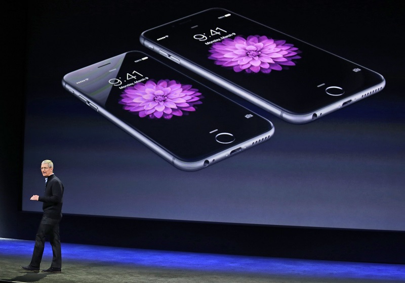 Apple potvrdil, že omezuje výkon starších telefonů z důvodu snížení spotřeby energie.