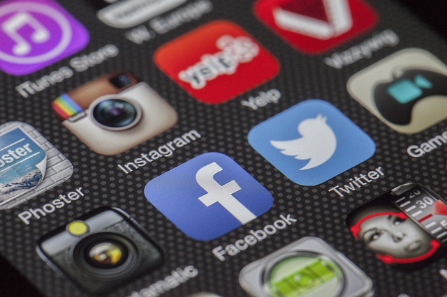 Ikony sociálních sítí Twitter a Facebook. 