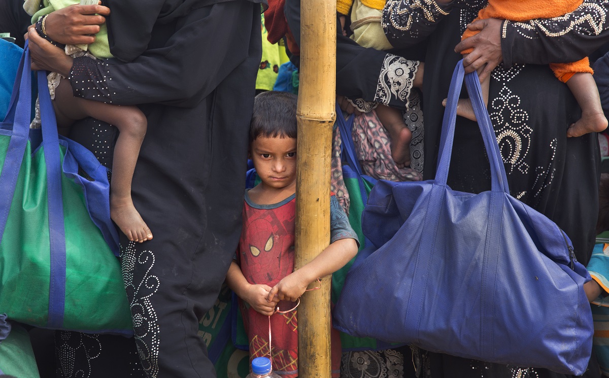 Fronta na jídlo v uprchlickém táboře v Bangladéši. Fronta na jídlo v uprchlickém táboře v Bangladéši.