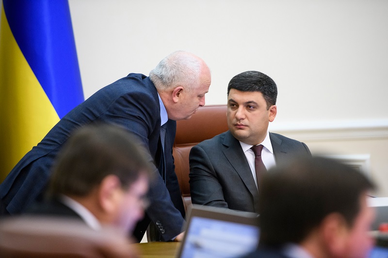 Ukrajinský premiér Volodymyr Hrojsman (čelem).