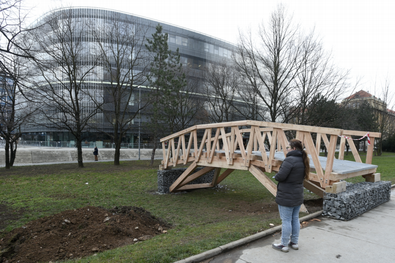 Na snímku lávka, kterou zhotovili studenti z ateliéru Zavřel - Jelínek.