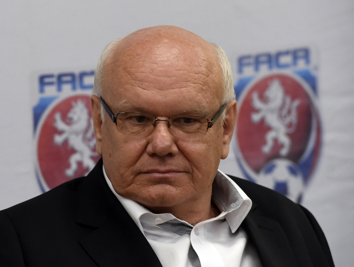 Zdeněk Zlámal vyjednal pro český fotbal od státu stamiliony. Zdeněk Zlámal vyjednal pro český fotbal od státu stamiliony.