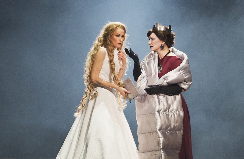 Zleva Vanda Šípová jako Ofélie a Barbora Polášková jako Královna Gertruda při generální zkoušce opery Hamlet.