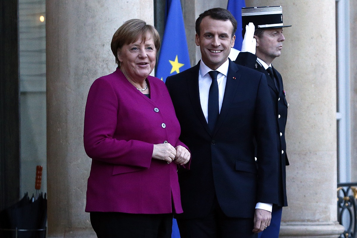 Emmanuel Macron (uprostřed) s Angelou Merkelovou (vlevo). Emmanuel Macron (uprostřed) s Angelou Merkelovou (vlevo).