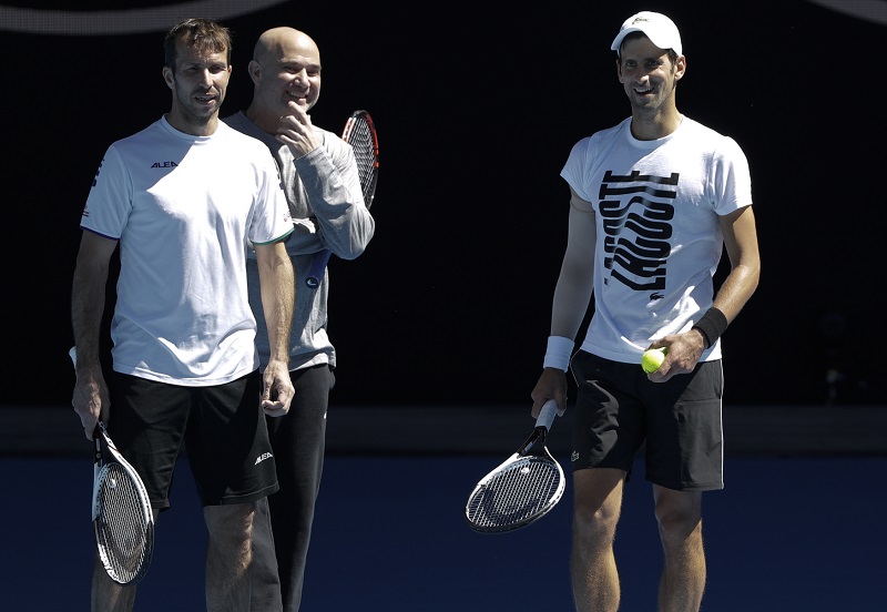 Tenista Novak Djokovič a jeho tým - Andre Agassi s Radkem Štěpánkem na tréninku. Tenista Novak Djokovič a jeho tým - Andre Agassi s Radkem Štěpánkem na tréninku.