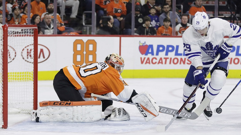 Brankář Philadelphie Flyers Michal Neuvirth při zákroku proti Williamu Nelanderovi.