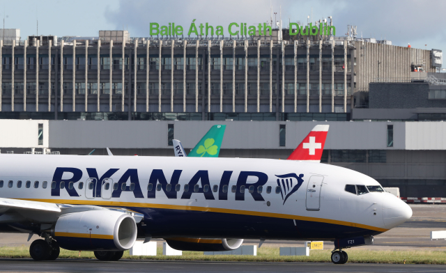 Letadlo společnosti Ryanair. Letadlo společnosti Ryanair.
