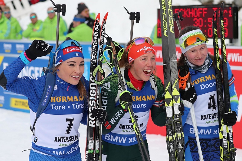 Zleva Dorothea Wiererová, Laura Dahlmeierová a Darja Domračevová na stupních vítězů po stíhačce v Anterselvě.