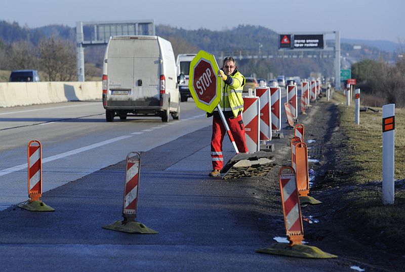 Na dálnici D1 končí dopravní omezení mezi Velkým Meziříčím na 146. kilometru a Lhotkou na 153. kilometru. Na dálnici D1 končí dopravní omezení mezi Velkým Meziříčím na 146. kilometru a Lhotkou na 153. kilometru.
