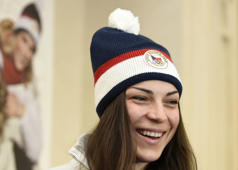 Na snímku je slalomářka Martina Dubovská v čepici nazvané Raškovka na počest skokana na lyžích Jiřího Rašky, který v roce 1968 získal v Grenoblu první českou zlatou medaili ze zimní olympiády.