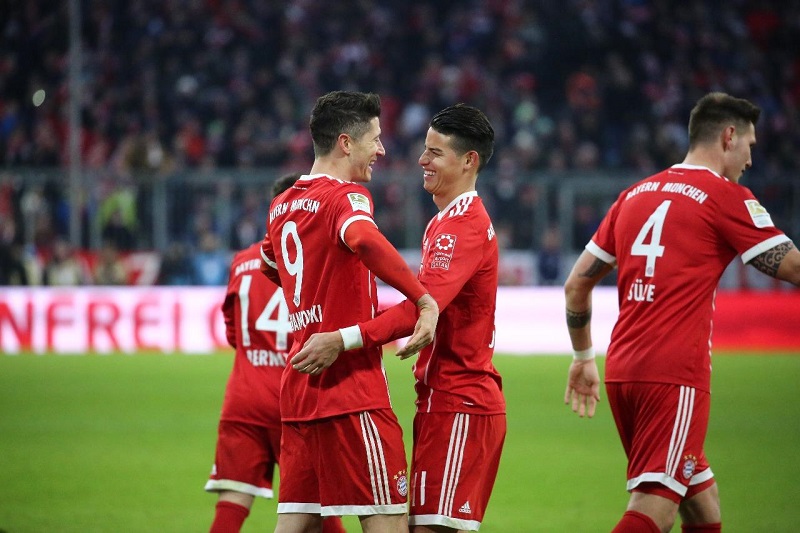 Fotbalisté Bayernu Mnichov se radují z branky do sítě Jiřího Pavlenky. Fotbalisté Bayernu Mnichov se radují z branky do sítě Jiřího Pavlenky.