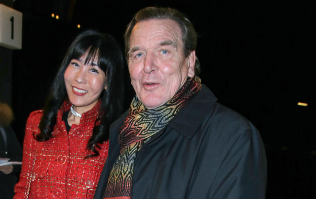 Bývalý německý kancléř Gerhard Schröder s novou partnerkou. Bývalý německý kancléř Gerhard Schröder s novou partnerkou.