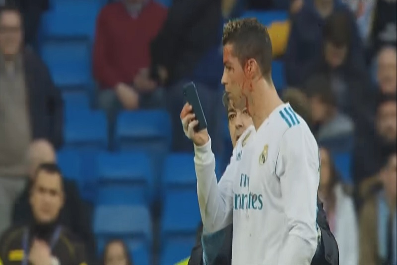 Cristiano Ronaldo kontroluje v telefonu svou tvář. Cristiano Ronaldo kontroluje v telefonu svou tvář.