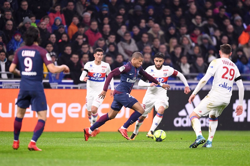 Fotbalisté Lyonu porazili gólem z nastavení suverénní PSG. Fotbalisté Lyonu porazili gólem z nastavení suverénní PSG.