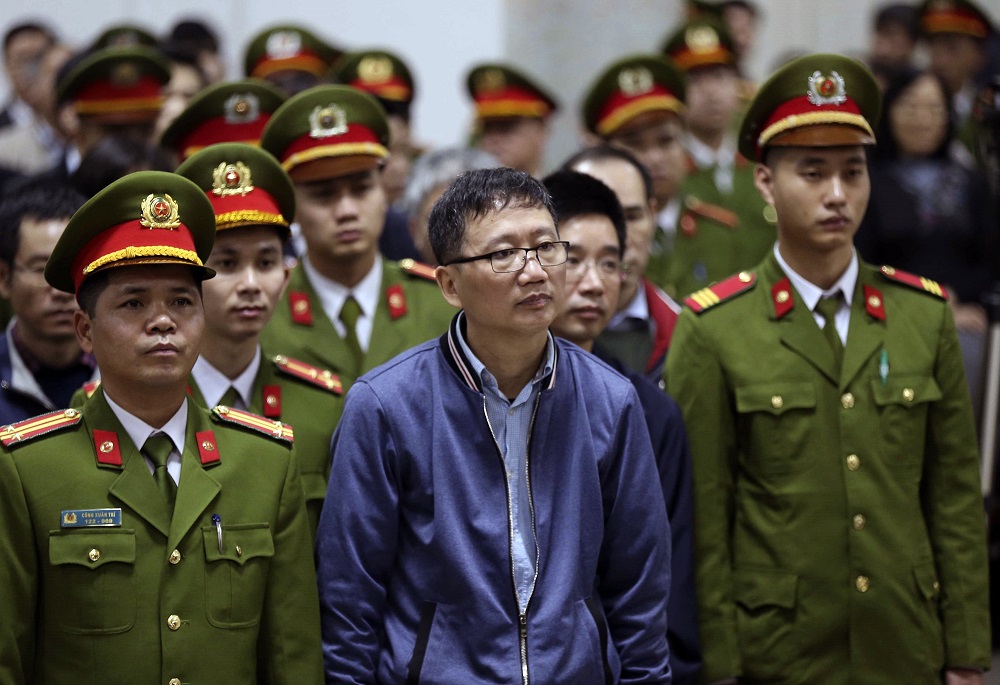 Na snímku uprostřed odsouzený vietnamský poslanec Trinh Xuan Thanh. Na snímku uprostřed odsouzený vietnamský poslanec Trinh Xuan Thanh.