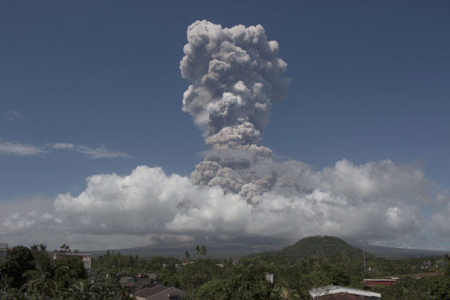 Erupce vulkánu Mayon na Filipínách. Erupce vulkánu Mayon na Filipínách.