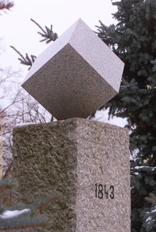 Žulový pomníček před zámkem a kostelem sv. Vavřince v Dačicích.